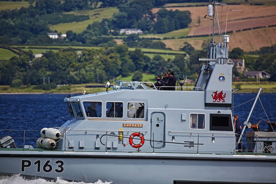 DougieCoullPix's tweet photo. HMS Express heading downriver from Glasgow yesterday.
#RoyalNavy #shipping #inverclyde #hmsexpress #mariners https://t.co/2YcBsfLWQp