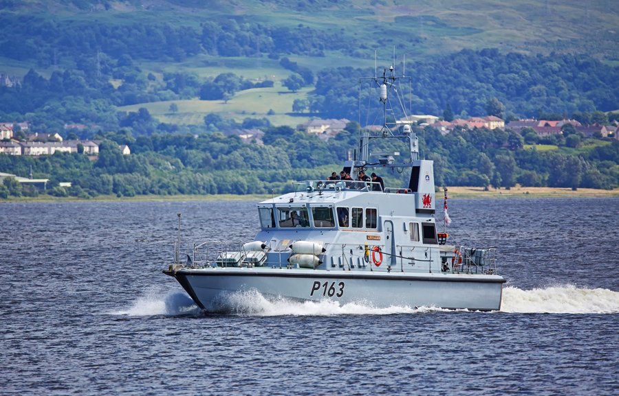 DougieCoullPix's tweet photo. HMS Express heading downriver from Glasgow yesterday.
#RoyalNavy #shipping #inverclyde #hmsexpress #mariners https://t.co/2YcBsfLWQp