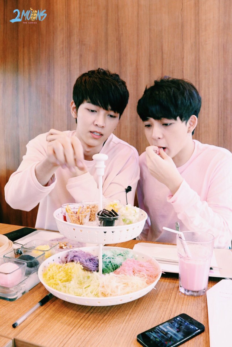 motive_village's tweet photo. แหมะๆ #ก็อตบาส มา Live แค่ช.ม เดียว ทำมาเป็นขึ้นเทรน เดี๋ยวครั้งหน้าจัดให้หนักเลยดิมั้ยห๊ะ!! นี่ขึ้นนะเนี่ย ฟินขึ้นตาเนี่ย #2Moonstheseries https://t.co/VNLO19P4oY
