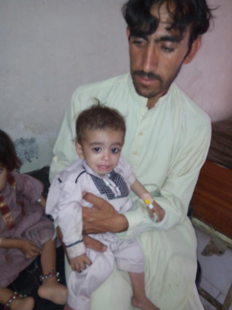 hakeem_tareenn's tweet photo. اس آدمی کا 1 بیٹا اور 2 بیٹیاں جو خون کے کینسر میں مبتلا ھیں پلیس اس آدمی کا مدد کرے یہ آدمی کو ہر مہنے خون کی ضرورت ھیں https://t.co/dMJxLhYk4o