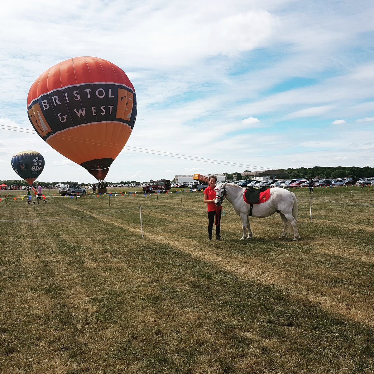 DPriest75's tweet photo. Love this picture from an event yesterday, good old pudding not scared of a little balloon!
#dyson #theotherhorse #superpony #ponyrides 😊😊😊😊 https://t.co/XEnuJPoRdB