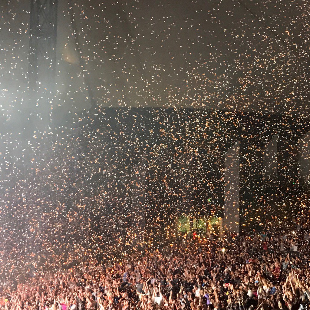 angrycuddles's tweet photo. Sometimes it snows in July, thanks to @train! https://t.co/TsuY9MQ4gd