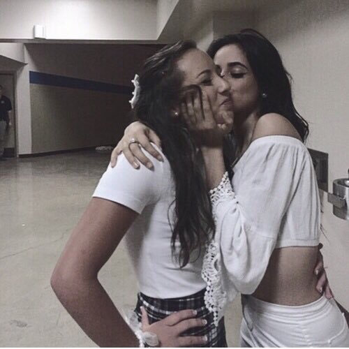 sleepjngpng's tweet photo. riley saint shea —
the calmest clumsiest fucked up lovebug you'll ever meet. #OpenRp rt for a dm i guess 🤷🏻‍♀️ https://t.co/JDI0d2iMIK