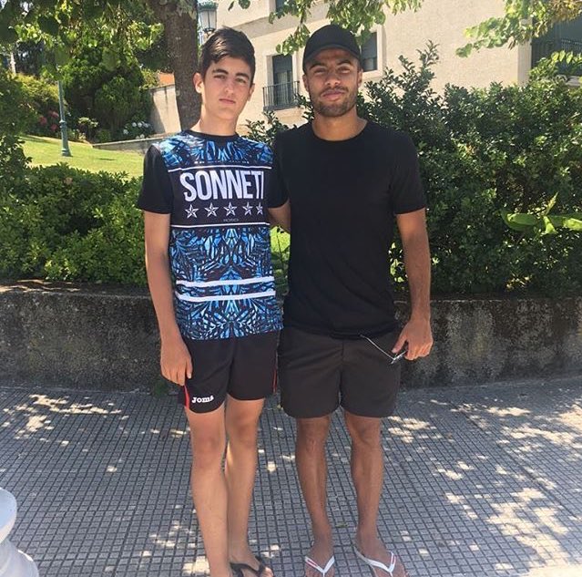 solorafinha's tweet photo. @Rafinha con fan en Vigo ayer. https://t.co/oDDhNhaM6R