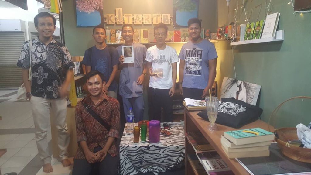 kitartb's tweet photo. Sekitar ritual makan-makan & borak-borak hari raya bersama sebahagian dari Kalam di #kitartb semalam https://t.co/BeIYlDeKLU