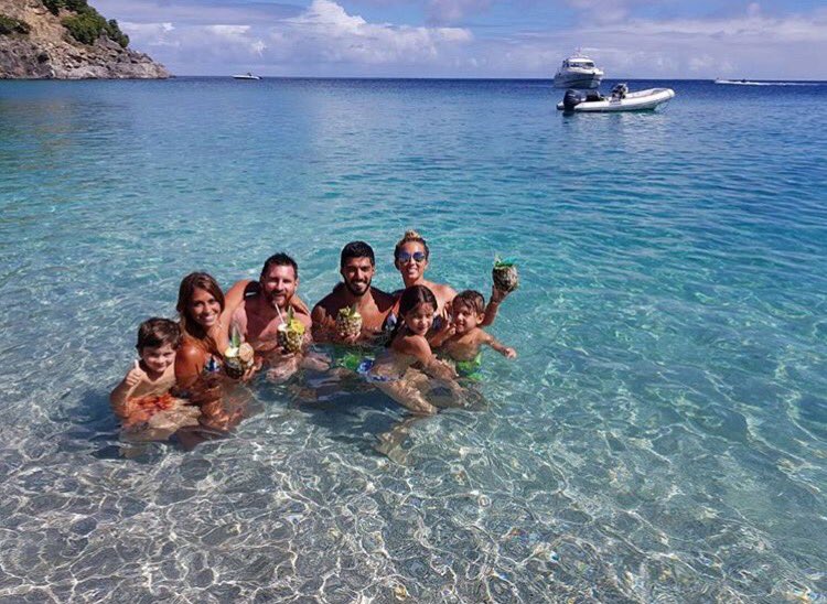 SomosCule's tweet photo. 🕺🏻🕺🏻 La familia Messi y Suárez de vacaciones juntos. https://t.co/INKoQHwRvS