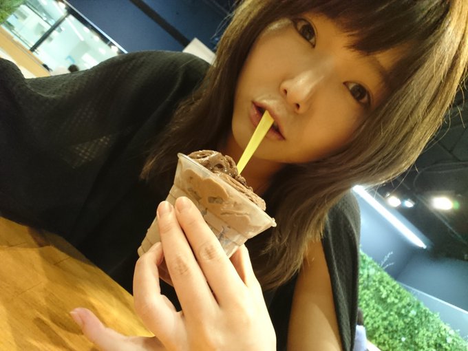 暑くて暑くて溶けそうです。 皆様 固形のままで居れてますか？ 今日はおやすみなのー  というか 最近 昔の画像が流れてくるの😃 これね。たぶん5、6年前くらいに撮ったやつ。 やっぱり若い感じする？？？  台湾かき氷好きだけど 昔ながらの氷が好き 時代は変わって行くのね😏🍒