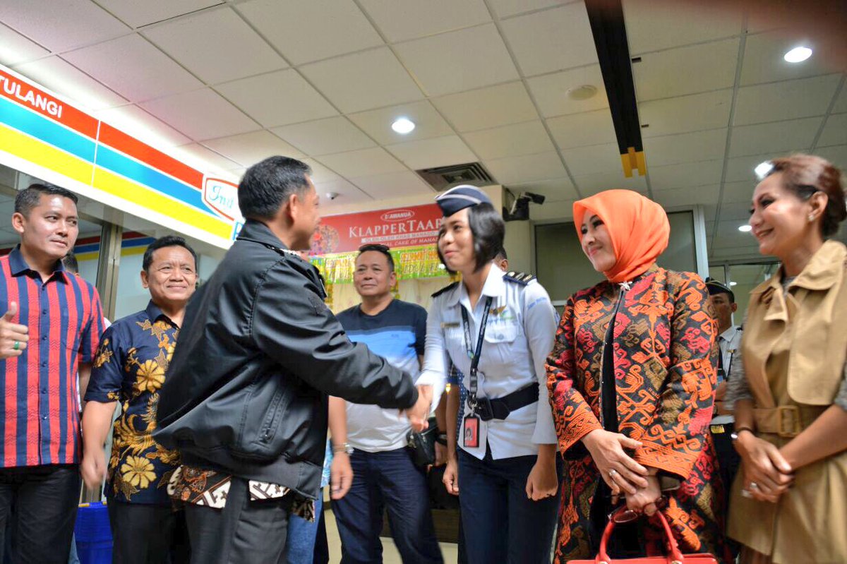 BudiKaryaS's tweet photo. Terima kasih utk sahabat sy, adinda Kapolri Tito Karnavian, ikut menjalani prosedur pemeriksaan petugas di Bandara Sam Ratulangi Manado.-BKS https://t.co/4qfZ2DcHfw