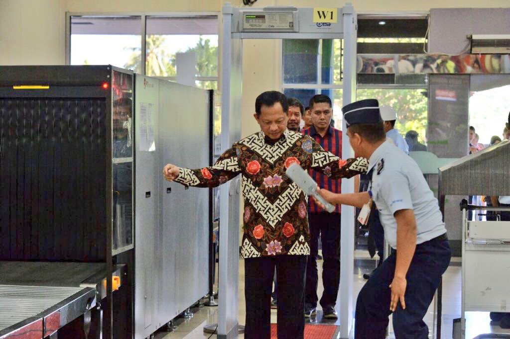BudiKaryaS's tweet photo. Terima kasih utk sahabat sy, adinda Kapolri Tito Karnavian, ikut menjalani prosedur pemeriksaan petugas di Bandara Sam Ratulangi Manado.-BKS https://t.co/4qfZ2DcHfw