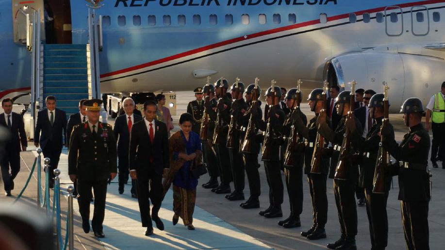 detikcom's tweet photo. Jokowi Tanggung Biaya Perjalanan Keluarga yang Ikut ke Turki-Jerman https://t.co/VUfUCT2iKI https://t.co/LECp3zefJO