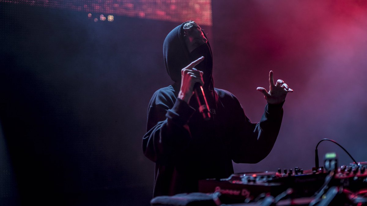 IAmAlanWalker's tweet photo. AMAZING crowd in Murten yesterday🔥🇨🇭 Thank you, @starsofsounds 🙌🏼 https://t.co/AyW09lXSjA