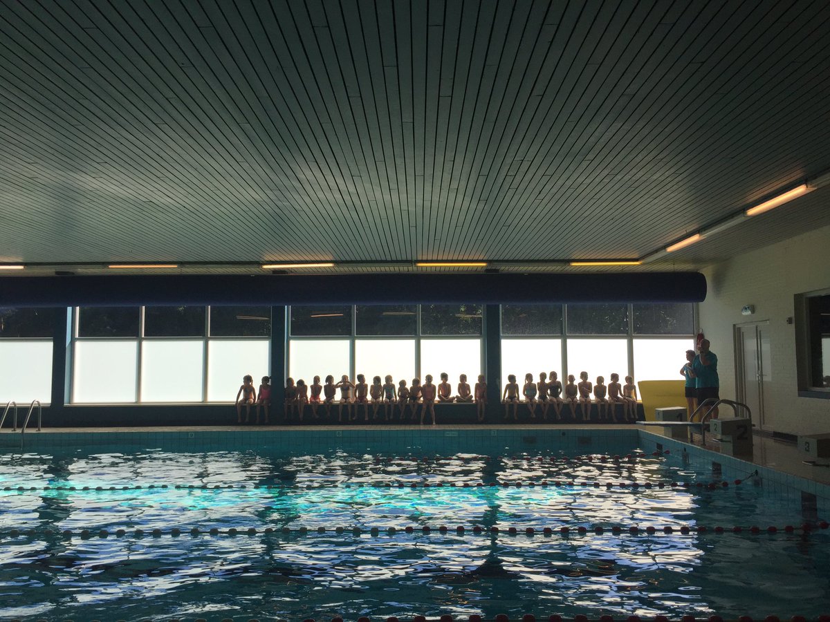 Zondagochtend. Niet uitslapen, maar lekker vroeg eruit voor het afzwemmen van stiefje2. Geslaagd! #zwemdiplomaA #stiefgezin #liefmama #trots