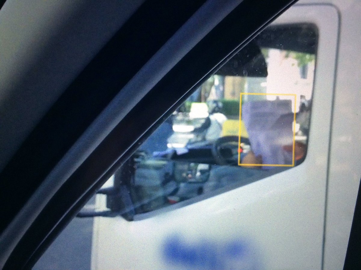 Las conductas negligentes o temerarias como leer documentos 📖y utilizar el #móvil 📲 mientras conducimos se sancionan con 200€ y 3puntos