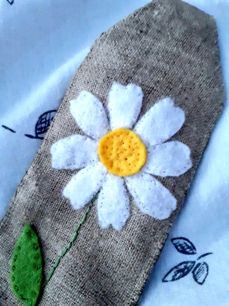 sallybaker1968's tweet photo. #crafty #weekendmakes #linen #bookmark #felt #daisy #handmade #sewing Just need to add some #ribbon
@trimcraft @BritishCrafting https://t.co/x4uYwA7Uv7