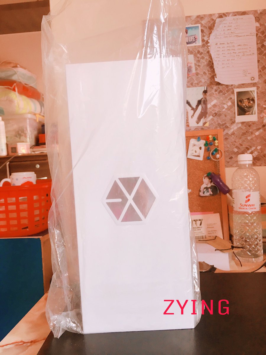 yinggg98's tweet photo. [MY/RT] I'm selling EXO Official Lightstick Ver2.0. It's Sealed. Kindly dm for the price. #exolmy https://t.co/AOX3bCjMXV