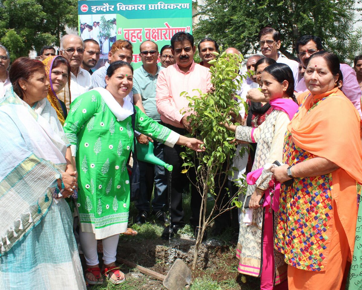 indoreida's tweet photo. Plantation in progress. Keeping the momentum going on. Clern Indore Green Indore. @CMMadhyaPradesh  @ChouhanShivraj https://t.co/HhDlw7FlUW