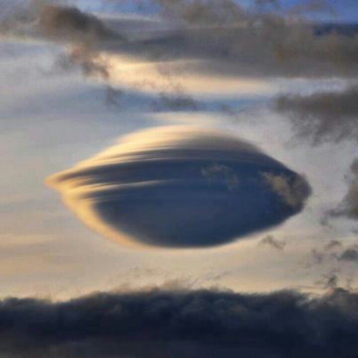 AntonioParis's tweet image. Lenticular cloud looks like a UFO! 👽
