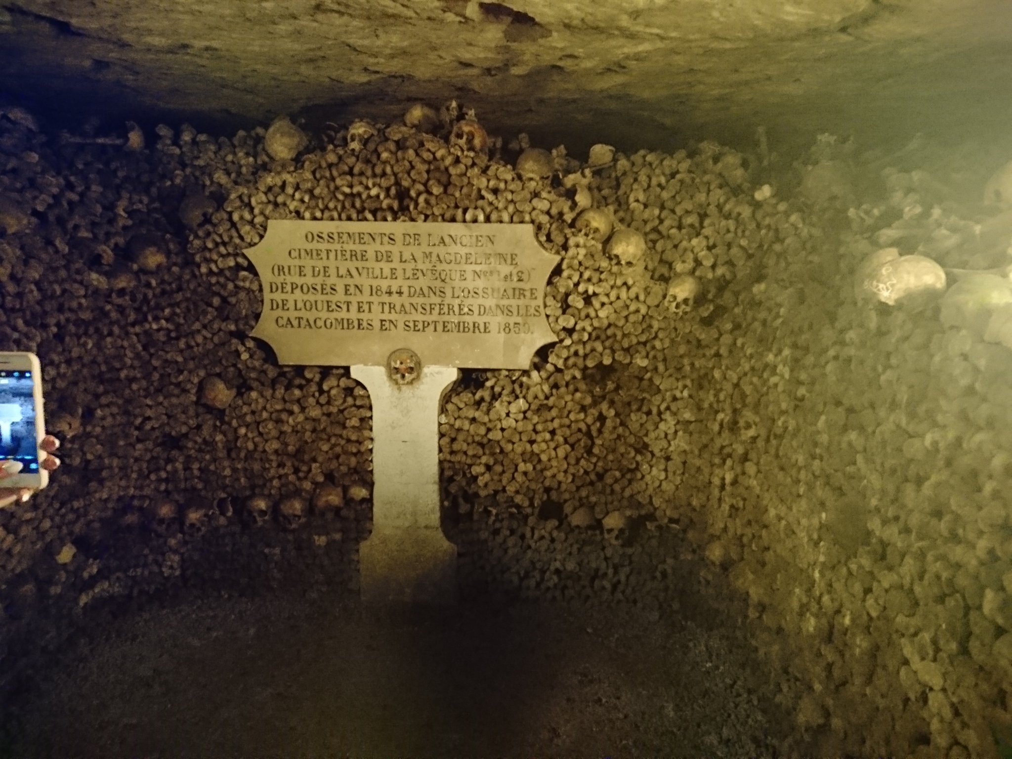 Twitter এ 左折 11 26amgモータース 今日はパリにあるカタコンブドパリにいってきたり 凄い数の人骨が ローマにも骸骨寺があってそっちはアートみたいになってたけどコッチは永遠と骨骨骨 T Co Zh5byj7bai ট ইট র