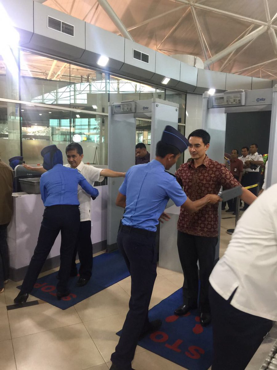 HHusnulAP2's tweet photo. SENYUM AJA KALO DIPERIKSA AVSEC BANDARA.. DEMI KEAMANAN, KENYAMANAN, DAN KESELAMATAN, PENERBANGAN
GO AHEAD AJA https://t.co/nlZIELMSAm