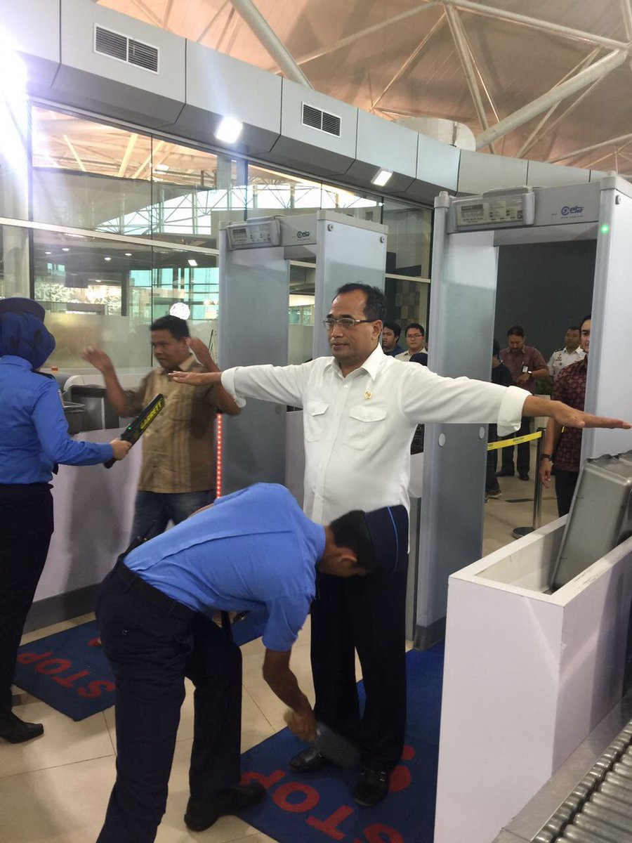 HHusnulAP2's tweet photo. SENYUM AJA KALO DIPERIKSA AVSEC BANDARA.. DEMI KEAMANAN, KENYAMANAN, DAN KESELAMATAN, PENERBANGAN
GO AHEAD AJA https://t.co/nlZIELMSAm