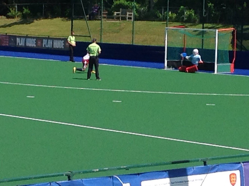 Allberry converts a ps to extend ENG lead to 4-0. #mixedint <a href="/HockeyWales/">Hoci Cymru</a>