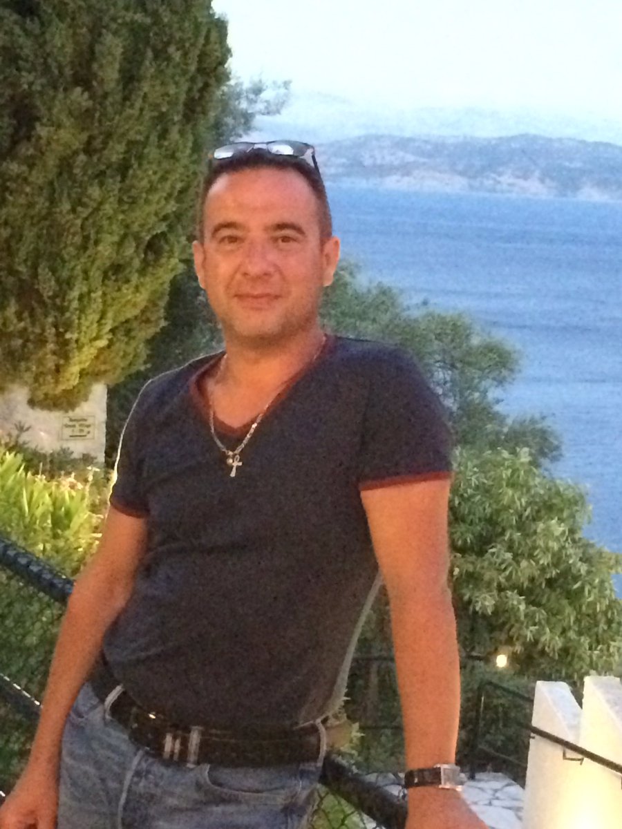 MILLECYRIL's tweet photo. Arrive sur #Corfu  j irais déposer une gerbe en tenue de zouaves au cimetiere militaire français de #gastouri. https://t.co/mO9GDMwEvB