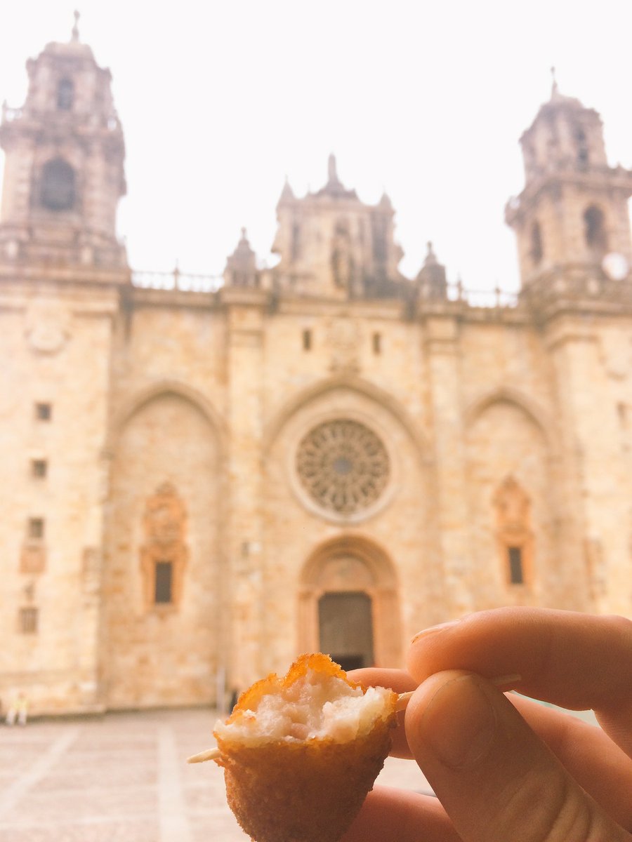 UnMarcheur's tweet photo. Petite pause à Mondoñedo devant la cathédrale. 10km au compteur du jour. Tout "marche" bien. https://t.co/Jq57qcYnuY
