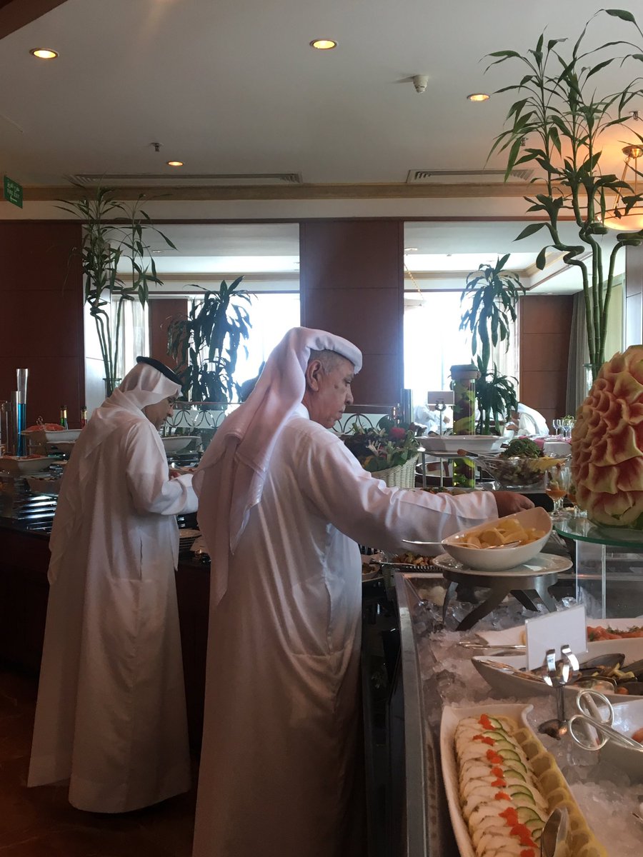 SheratonBahrain's tweet photo. شيراتون البحرين يستضيف سائقي سيارات الأجرة في  بوفيه غداء اليوم تكريماً لهم على خدمتهم المتواصلة طوال هذه السنين.
#شيراتون #خدمة_المجتمع https://t.co/ucJYDR5Htn