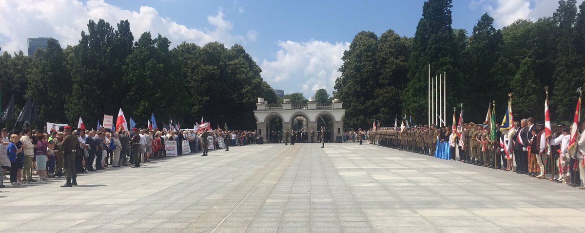 Pod Grobem Nieznanego Żołnierza rozpoczęło się upamiętnienie Rzezi Wołyńskiej. Są delegacje <a href="/MWszechpolska/">Młodzież Wszechpolska</a> i <a href="/RuchNarodowy/">Ruch Narodowy</a> z <a href="/RobertWinnicki/">Robert Winnicki</a>