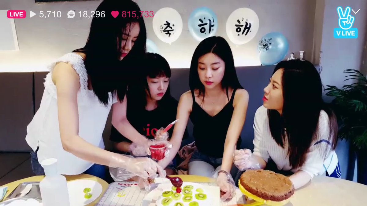 Un_wingwing's tweet photo. ช่วยกันแต่งเค้กระหว่างชุลมุนยูราแอบกินครีม55555
#7yearswithGIRLSDAY
#GIRLSDAY_7TH
#걸스데이7주년 https://t.co/Q2onc80rFR