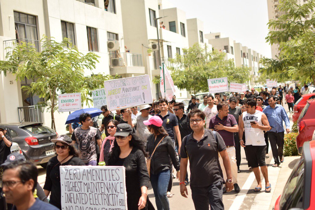 rishisinghc's tweet photo. Residents of vatika sec 83 protesting against poor services https://t.co/UqQXCeGxgg