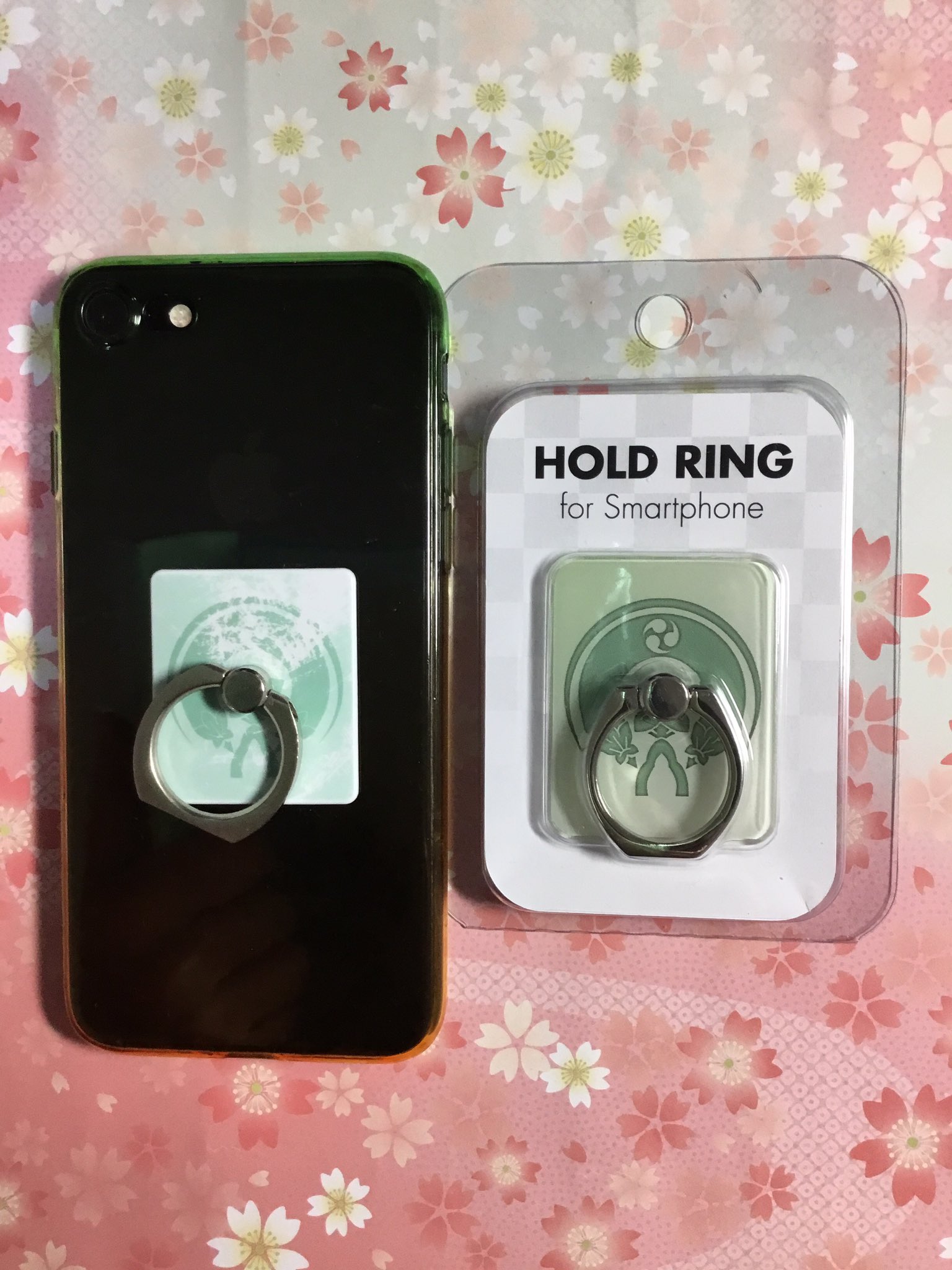 さよのすけ 公式の膝丸スマ キャラリングを買ったのですが 塗装が剥げやすい仕様で 膝丸がぐちゃぐちゃになってしまった としょんぼりしていたら 七瀬さんがスマホホルダーリングを作ってプレゼントしてくれました 透過素材のの下に 紋が入っている