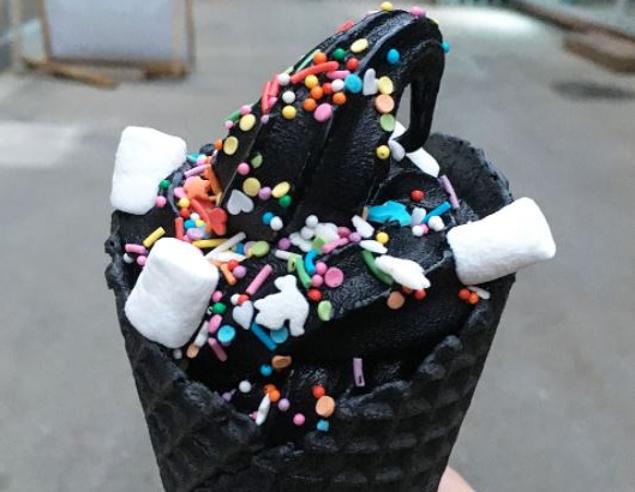 Corriere's tweet photo. Il gelato nero, il frappuccino Unicorno e i cibi che fanno impazzire la Rete https://t.co/qNwpQhQgf5 https://t.co/y6ABHttErc