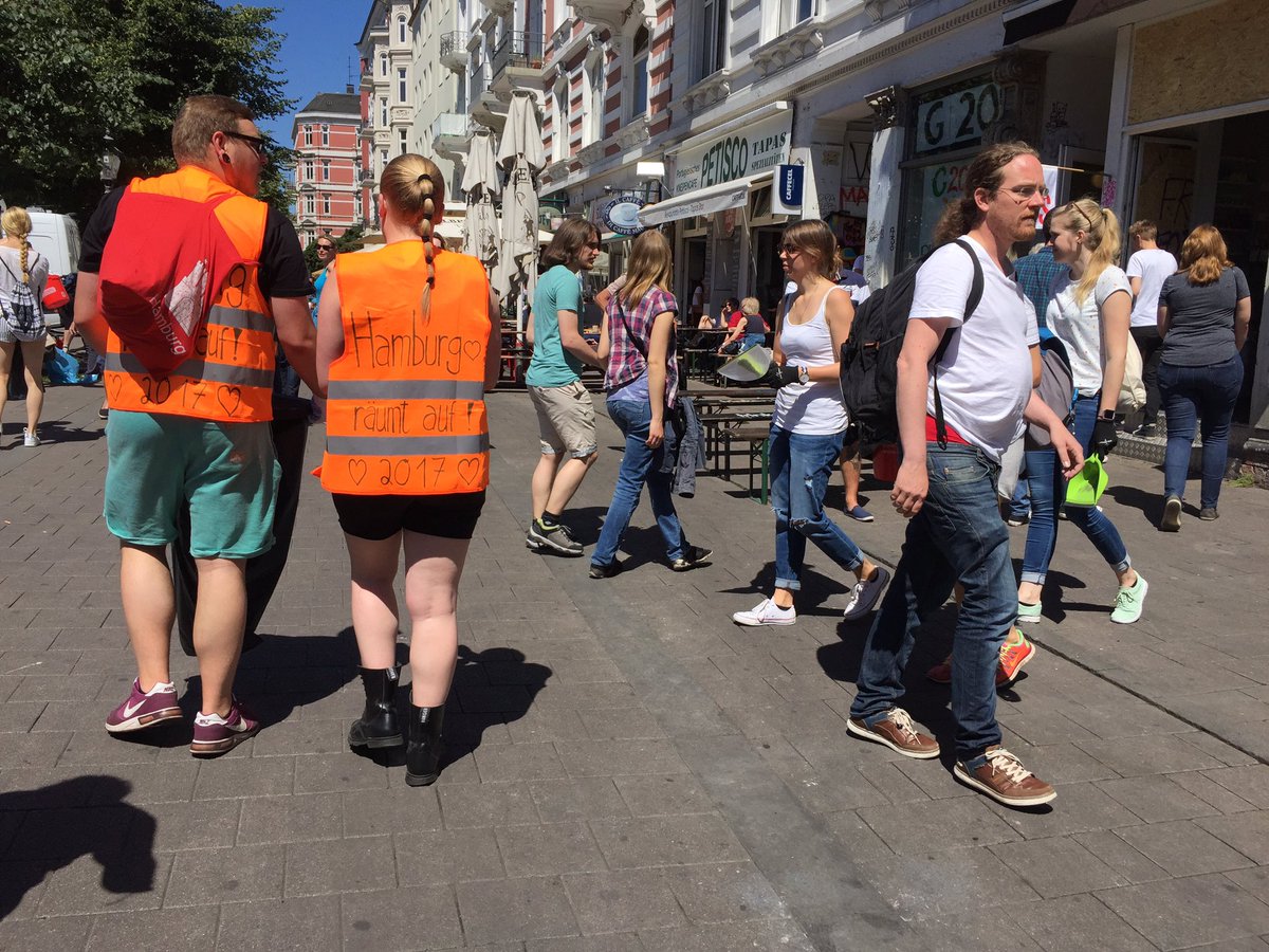 phoenix_de's tweet photo. Wieder ist die #Schanze voller Menschen. Alle packen mit an, es wird musiziert und zusammen aufgeräumt #HamburgRäumtAuf #g20protest https://t.co/m9xix0lSOI