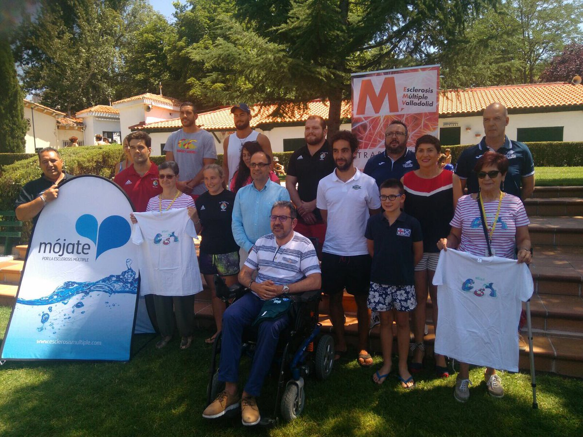 AyuntamientoVLL's tweet photo. .@velezpsoe y @maytemartinez76 con @VRAC @Chami_Rugby y @CPLValladolid junto a  @esclerosiseme #Valladolid en #MójatePorLaEsclerósisMúltiple https://t.co/ShljdWvnLG