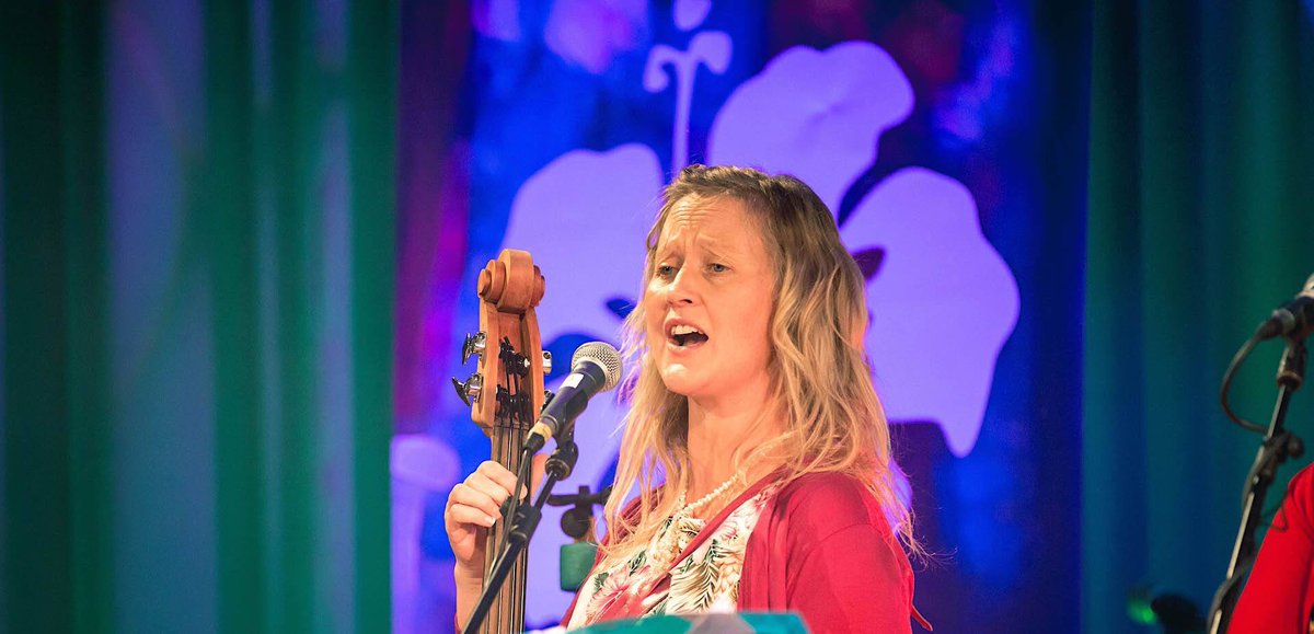 renee_mcg's tweet photo. Lady Friday playing at Geraldine ukulele festival,c what a blast. #GUF17 #ukeon #Geraldineukefest https://t.co/Rs0RBTUyeY