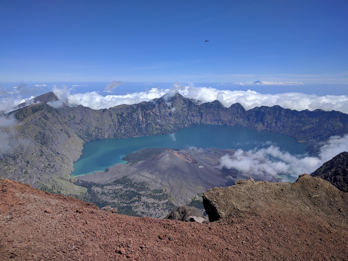 Hadrinsane's tweet photo. So this is a thread of shots i took in Rinjani. Enjoy! #nofilter https://t.co/ZcIS9j6PVy