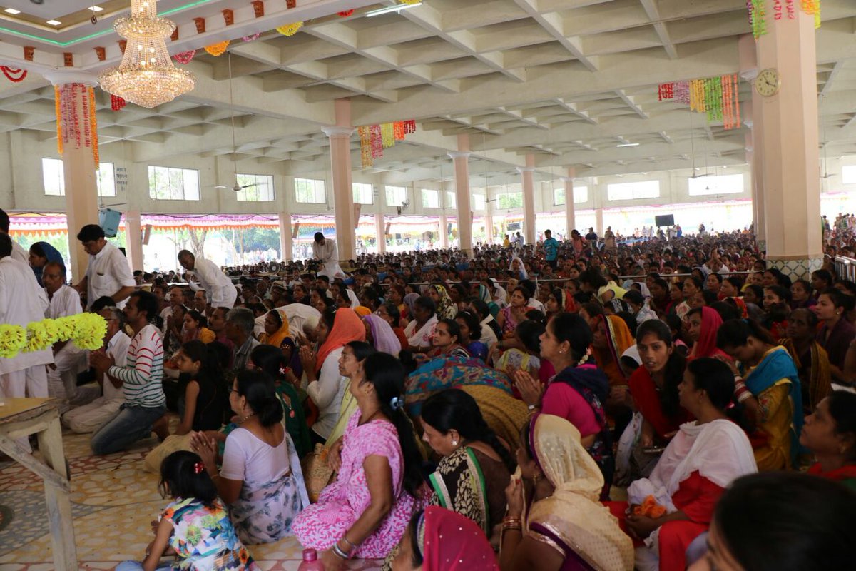 Amdmum's tweet photo. अहमदाबाद #गुरुपूर्णिमा निमित्त पूज्य संतश्री आसाराम जी बापू आश्रम में उमड़ा भक्तों का जमावड़ा,सत्संग मंडप के साथ पूरे आश्रम में फैले भक्तगण। https://t.co/9Vp7b4YPUi