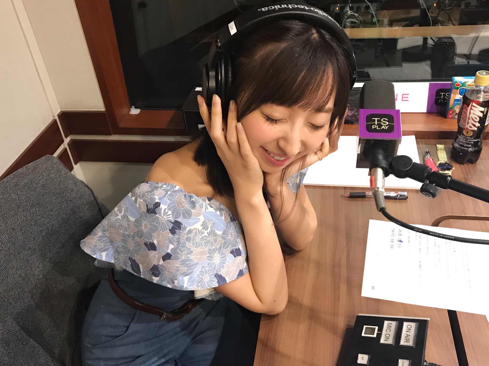 BLT100枚限定サイン入りパネル 飯田里穂 飯田里穂 写真集『プール』直筆サイン・カード付き - メルカリ