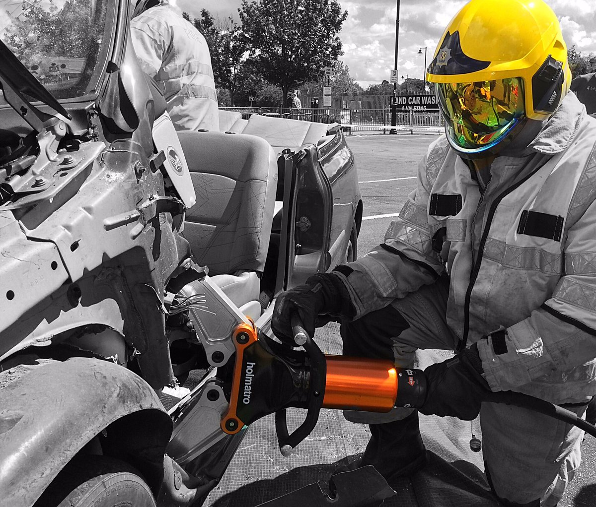 SFRS_MDrayton's tweet photo. Crew attend #RoadSafetyEvent today 🚗 Rescue from simulated #RoadTrafficCollision @HolmatroRescue @HolmatroUK #ToolsToDoTheJob https://t.co/9PjuHRN4rm