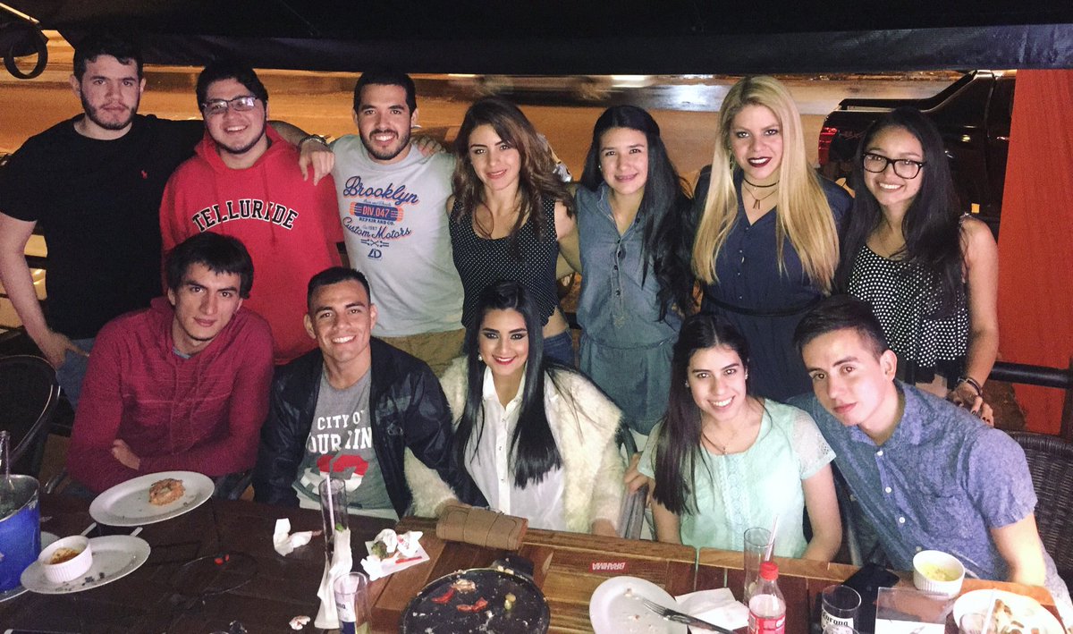 fabi_fran92's tweet photo. Hermanos que me dio la vida
Un placer volver a compartir con ustedes
Noche perfecta 👌🏻 #Excompas #ExasCNC #sinolovivisnolosentis #friends https://t.co/64VHZa82lY