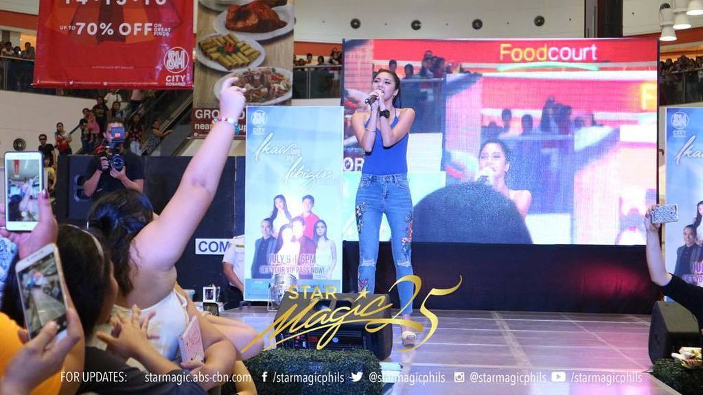 starmagicphils's tweet photo. Kim Chiu at #IkawLangAngIibigin mall show in SM City Rosario #ILAIMallShow https://t.co/BXz8A1qAxY https://t.co/JxaA2vWbDh
