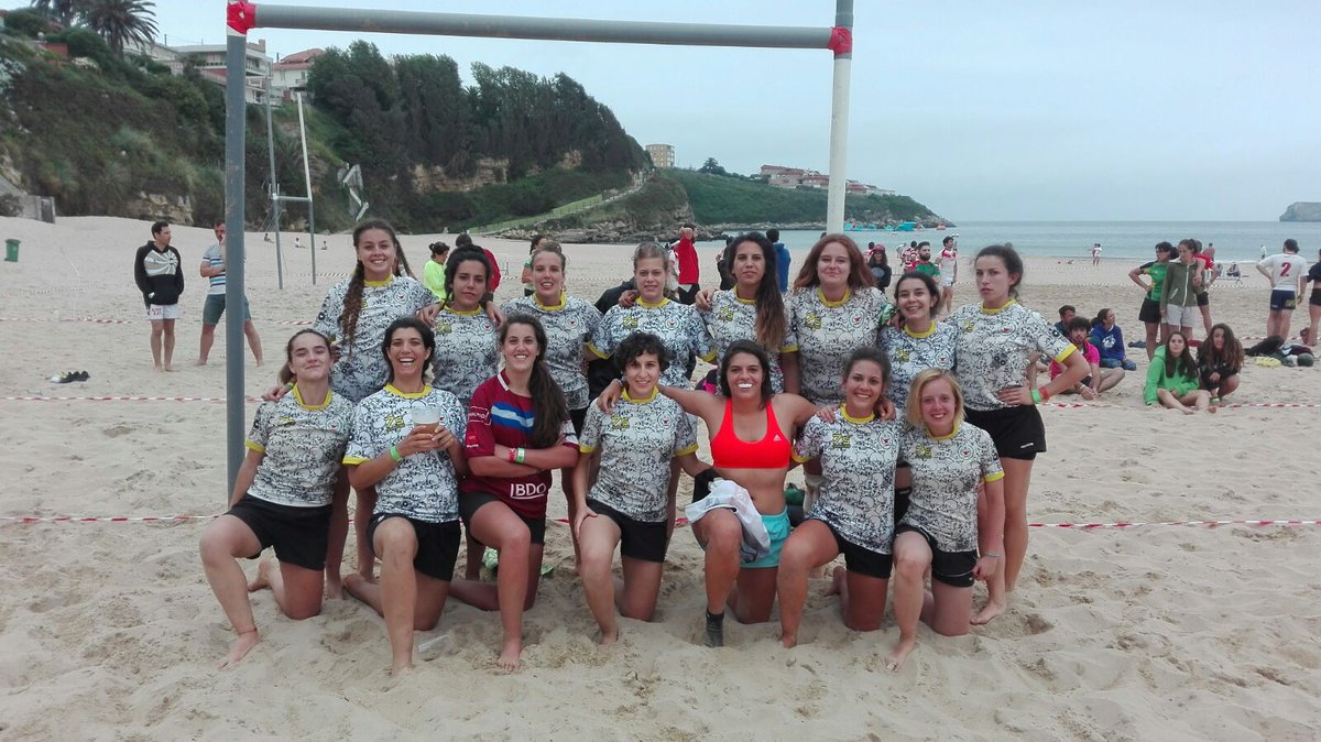 QuimicasFem's tweet photo. Después de un gran torneo!! 💛💙💛💙💪💪 #Quimicasva #RugbyFem #Suances #RugbyPlaya https://t.co/pakpj6x8uV