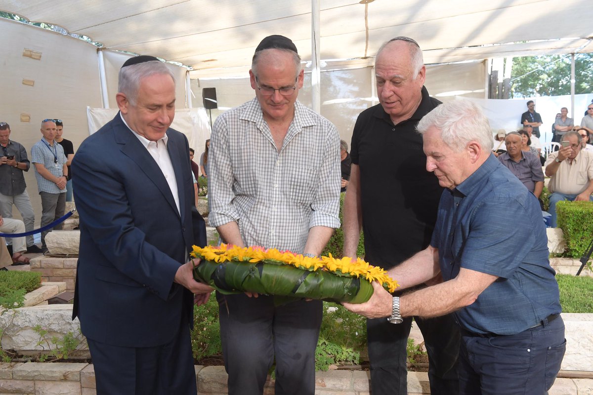 netanyahu's tweet photo. עלינו היום לקברו של אחי יוני ז״ל, שנפל כשהוביל את חייליו במבצע יונתן לשחרור החטופים באנטבה. יוני אחי, גיבור ישראל, אני זוכר אותך כל יום. https://t.co/zH8UHgx0Lm