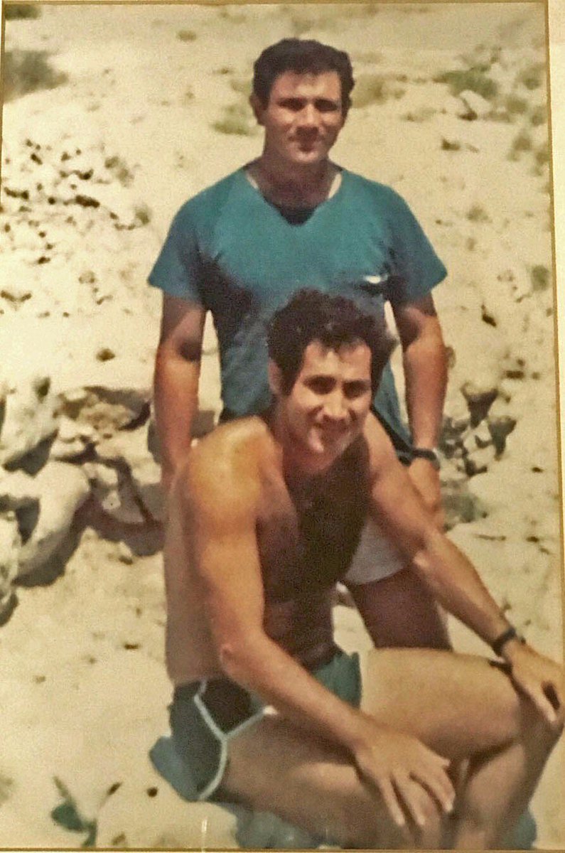netanyahu's tweet photo. עלינו היום לקברו של אחי יוני ז״ל, שנפל כשהוביל את חייליו במבצע יונתן לשחרור החטופים באנטבה. יוני אחי, גיבור ישראל, אני זוכר אותך כל יום. https://t.co/zH8UHgx0Lm