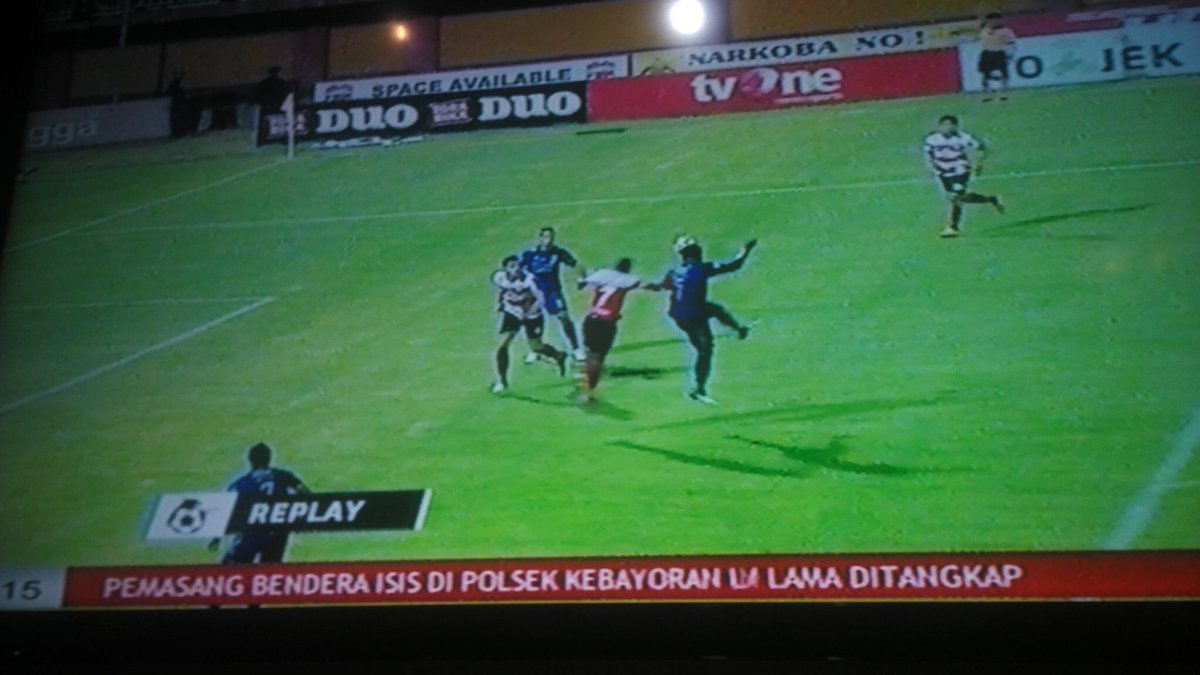 dinnar66's tweet photo. Banyak pemain madura bermain kasar tapi gratis dari kartu, apakah ini disebut offside?@Liga1Match @pssi__fai https://t.co/WZK81dVVq9