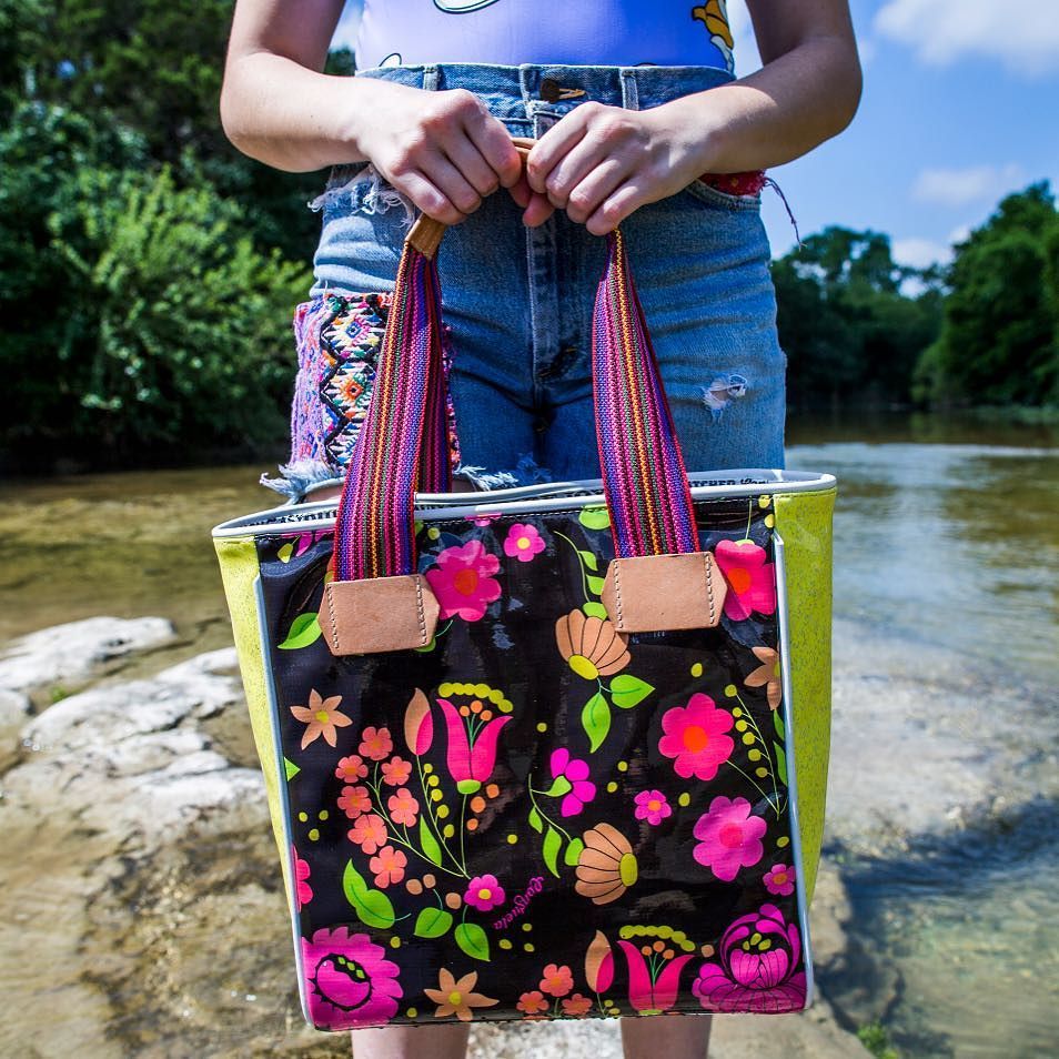 ConsuelaStyle's tweet photo. #sundayvibes with the Neon Floral Classic Tote! 🌺😎👙☀️ Enjoy this day!
.
.
.
#liveincolor #funtimes #girlsweekend #lakelife #riverfloat #atx… https://t.co/MsMJtFAdWj