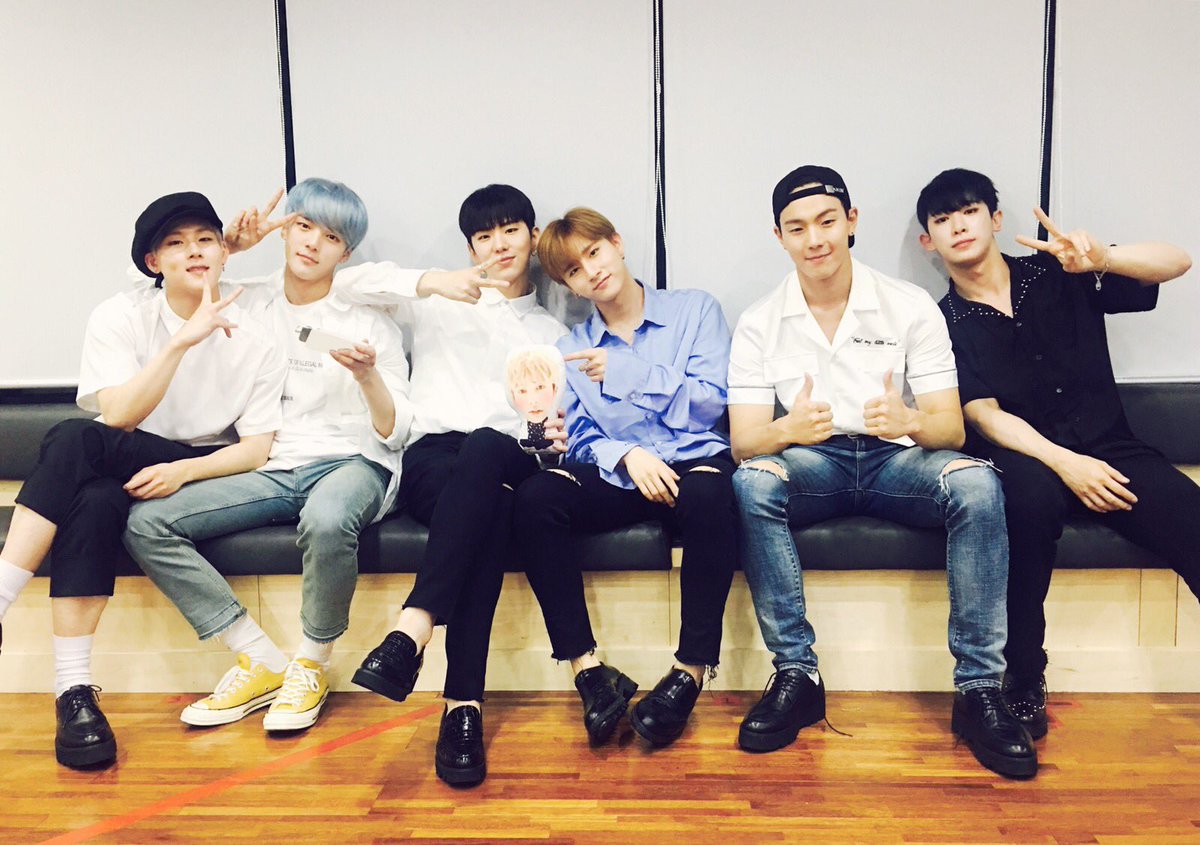 OfficialMONSTAX's tweet photo. [#MONSTA_X]
#몬스타엑스
1st #REPACKAGE ALBUM
<#SHINE_FOREVER>✨ 👋🏻

#샤인포에버 사랑해주시고
응원해주셔서 감사합니다! 또 만나요💕 https://t.co/cUxI4SE7o8