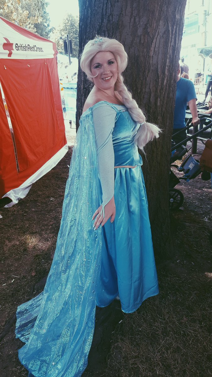 sophiezdmn's tweet photo. The snow princesses had such fun at @N21Festival yesterday! Thanks for having us, we loved meeting and singing for everyone! #n21fest https://t.co/xYyxU92oXK