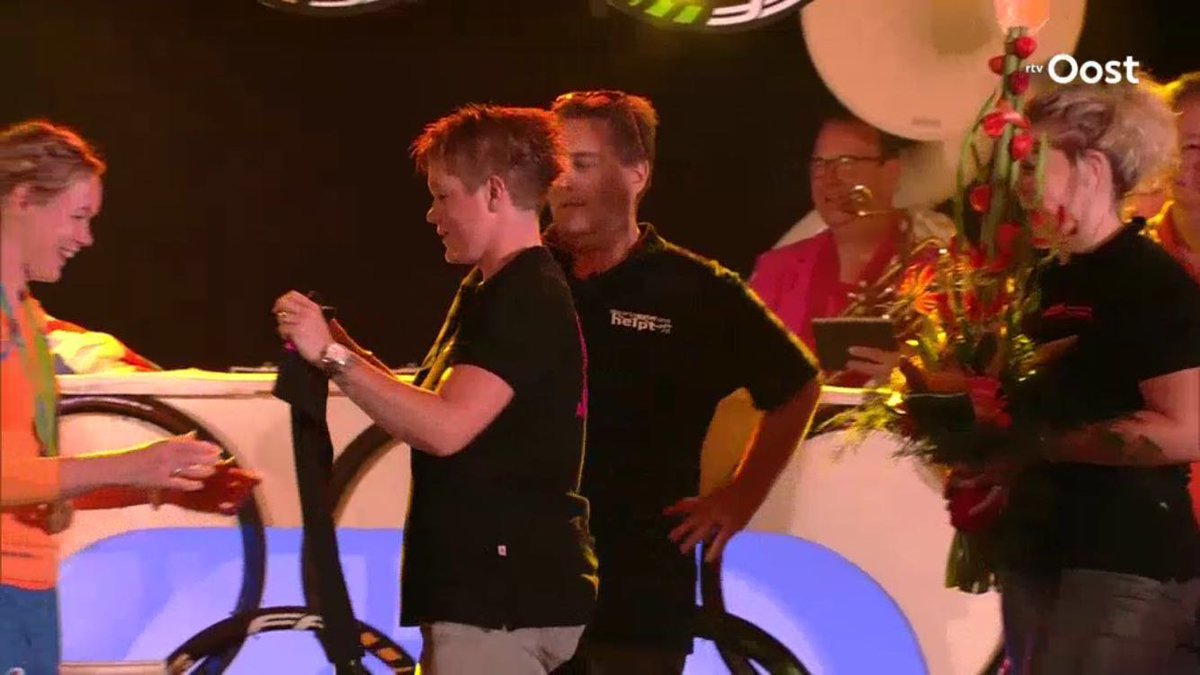 Henk-Jan Overmars (@henkjanovermars) on Twitter photo Ambassadeur van <a href="/zwlandhelpt/">ZwartewaterlandHelpt</a> heeft opnieuw de Giro Rosa op haar naam geschreven.
#Trots op <a href="/AnnavdBreggen/">Anna van der Breggen</a>
m.rtvoost.nl/sport/272398/a… Ambassadeur van <a href="/zwlandhelpt/">ZwartewaterlandHelpt</a> heeft opnieuw de Giro Rosa op haar naam geschreven.
#Trots op <a href="/AnnavdBreggen/">Anna van der Breggen</a>
m.rtvoost.nl/sport/272398/a…